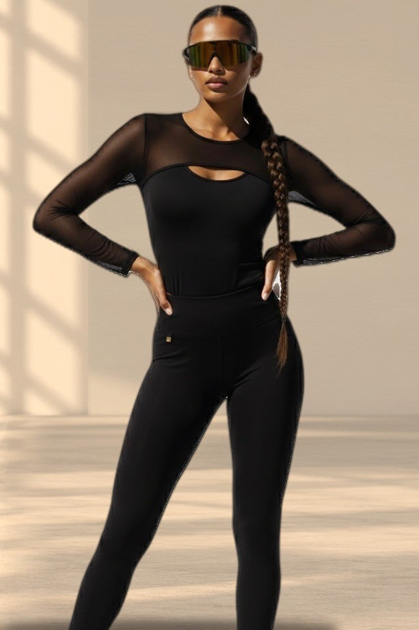 Le mesh à l'empiècement et aux manches est transparent, le milieu opaque. Le legging a un petit logo doré.