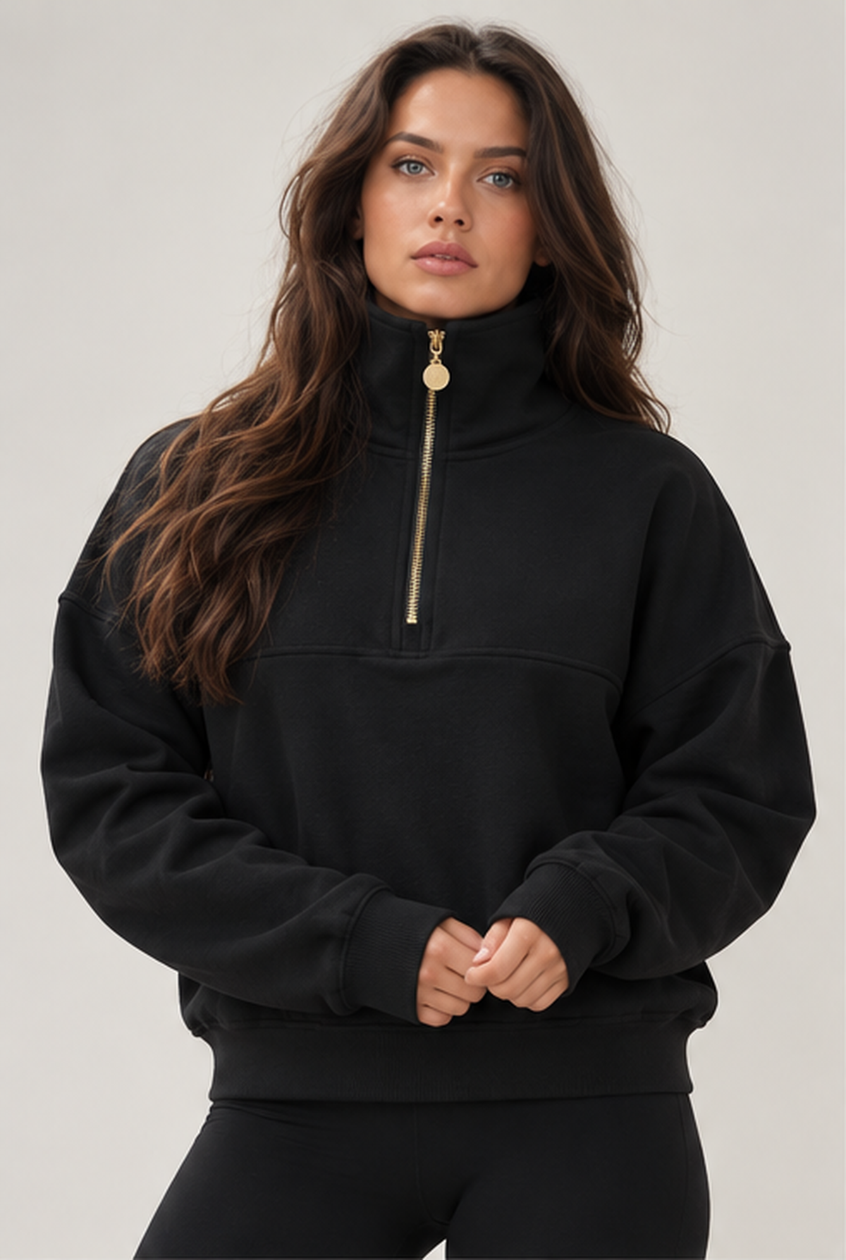Edge Cozy Half Zip Sweater in Schwarz von vorne, hoher Kragen und goldfarbener Reißverschluss bis zur Brust.