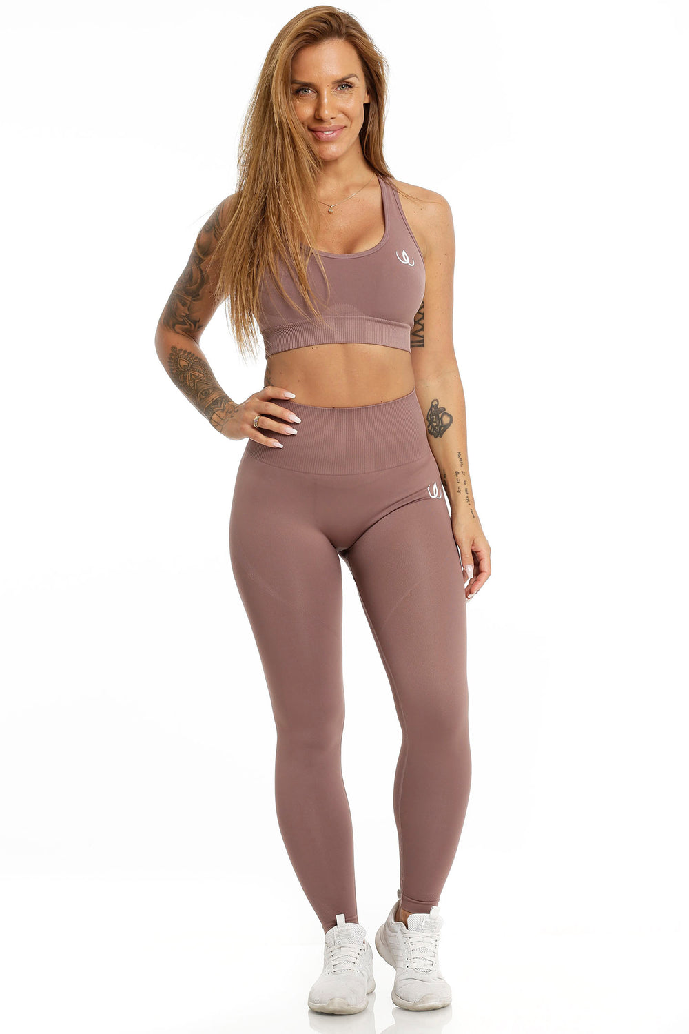 I leggings arrivano fino alla caviglia e si portano con un reggiseno sportivo coordinato nella stessa tonalità.