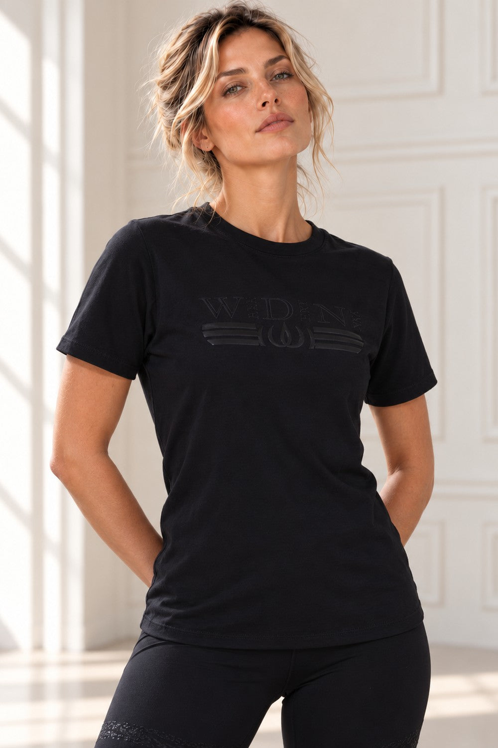 Den svarta loggan syns diskret mot tyget på Deluxe Top Black on Black.
