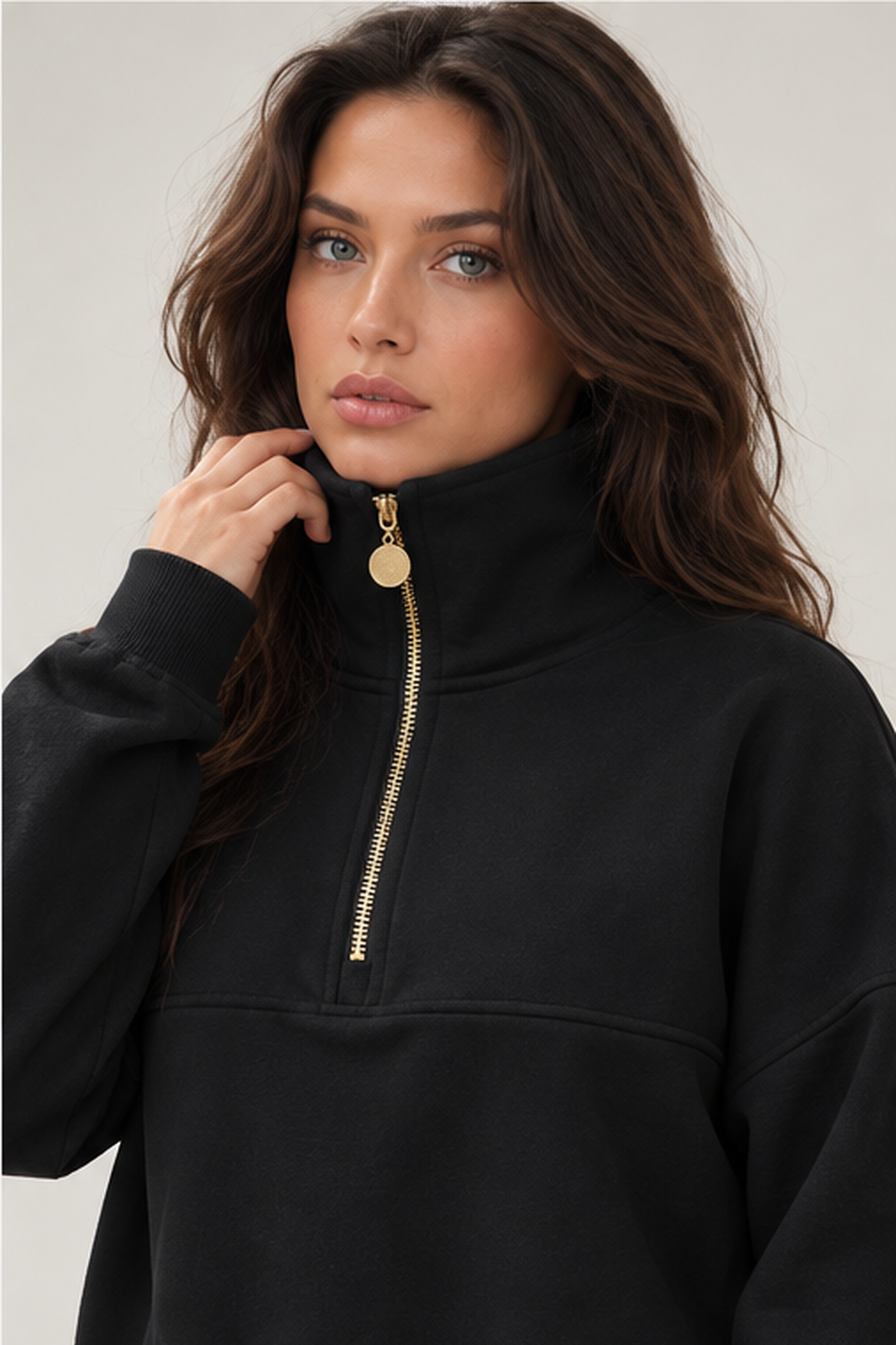Nahaufnahme des hohen Kragens und des goldfarbenen Reißverschlusses mit rundem Zipper.