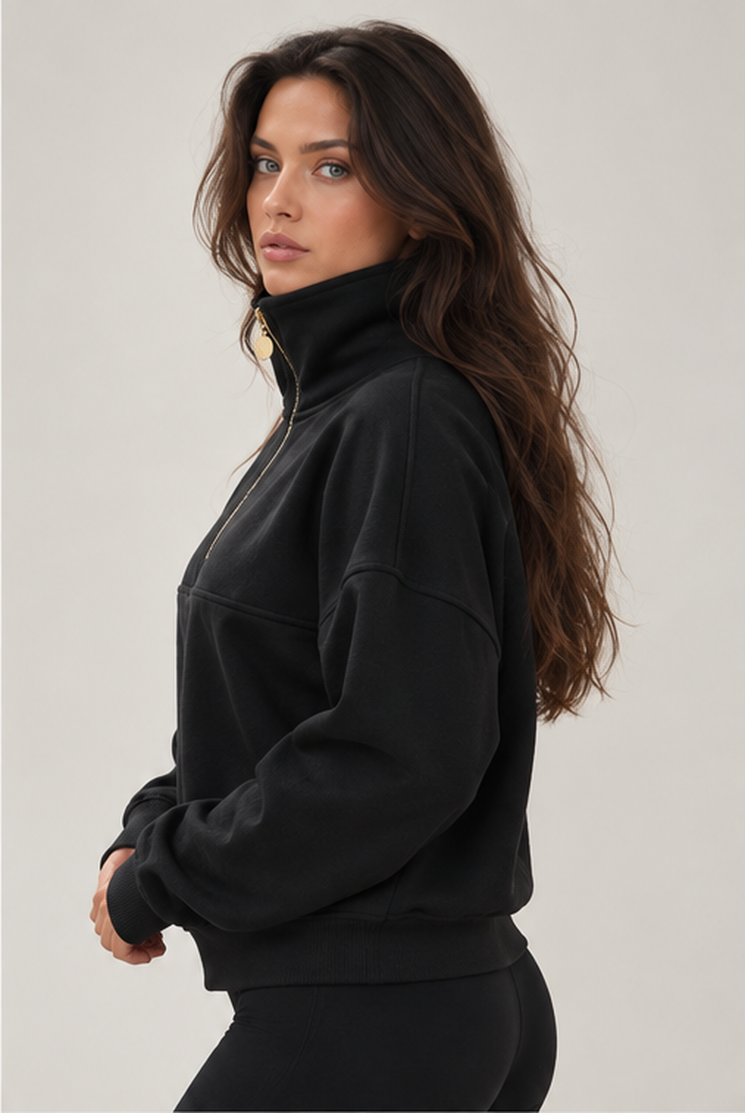 Der Pullover im Profil, mit tief angesetzten Schulternähten und breitem Bündchen am unteren Rand.