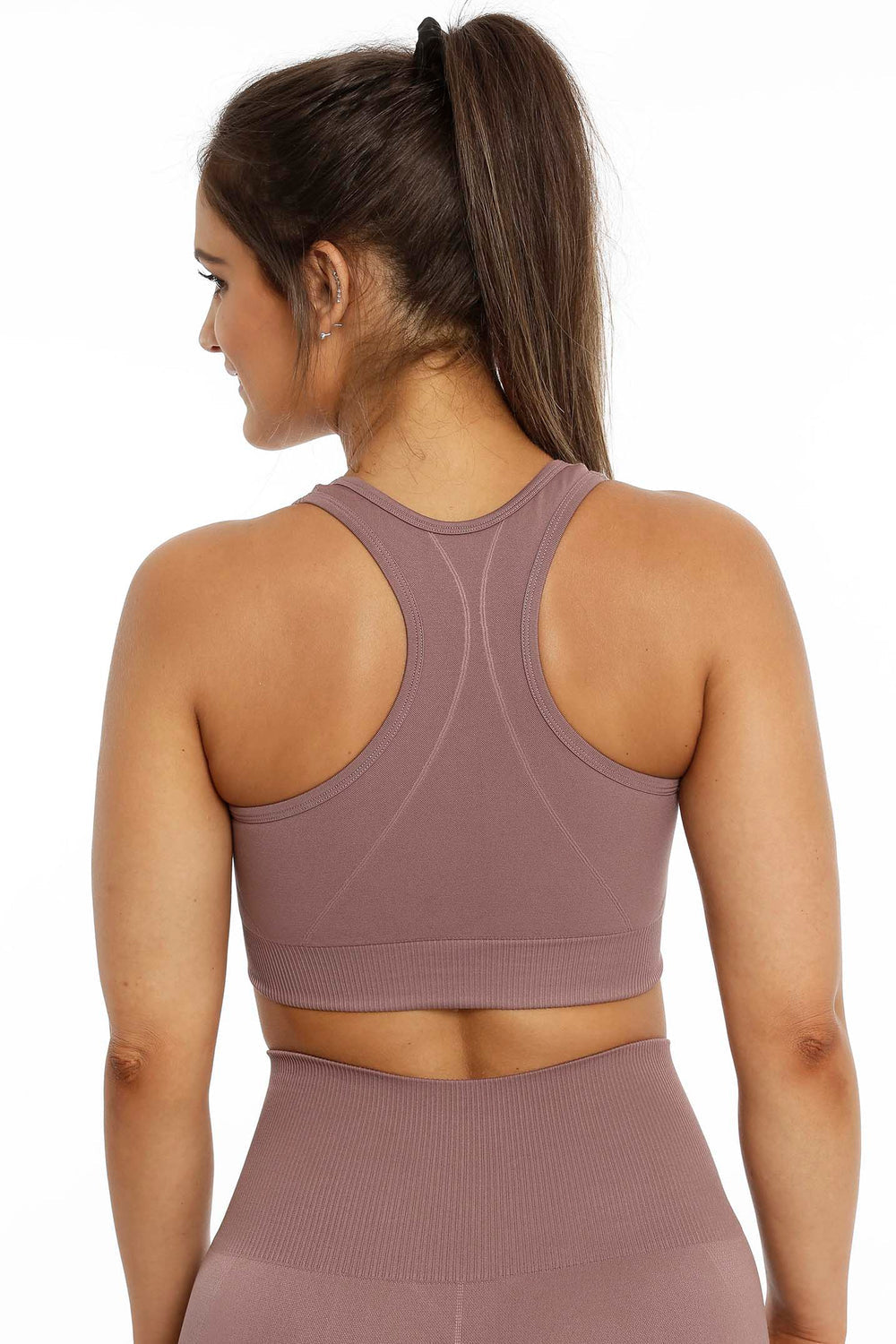 Racerback-Rücken und gerippte Kante unten am rosébraunen Top, mit passender Leggings darunter.