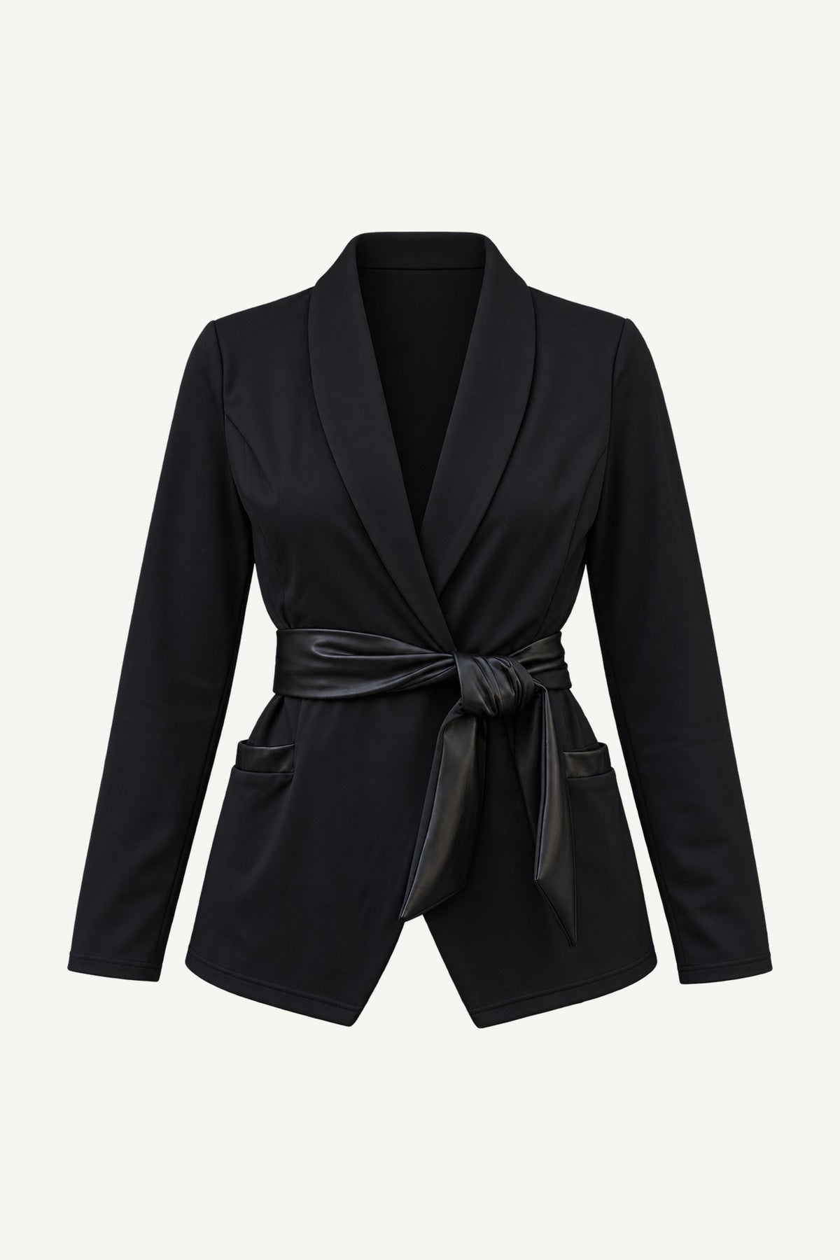 Edge Blazer freigestellt. Schwarzer Blazer mit Schalkragen, gebundenem Gürtel in der Taille und Taschen vorne.