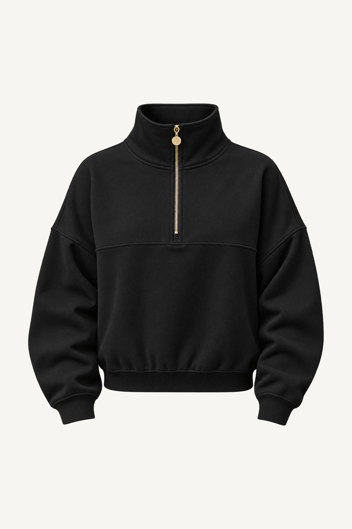 Edge Cozy Half Zip Sweater freigestellt. Schwarzer Pullover mit hohem Kragen, goldfarbenem Reißverschluss bis zur Brust und breitem Bündchen am Saum.