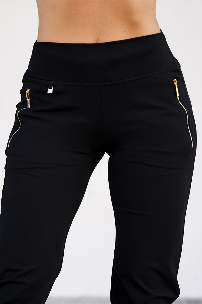 La large ceinture avec deux fermetures éclair dorées et une petite étiquette à la poche.