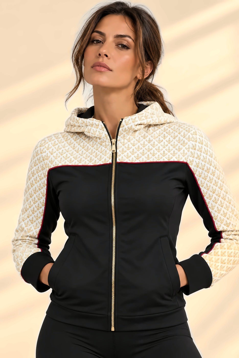 Yoke Giacca Sportiva vista di fronte, con la zip chiusa fino al cappuccio.
